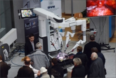 Roboticky operovaní pacienti na setkání s operatéry i robotem