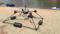 Drony vyvinuté na FEL ČVUT pomáhají s pohybem břemen na vodě i s hledáním sinic a odpadků 