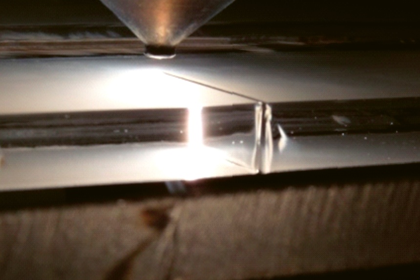 Detail dělení plochého skla laserem © IFW Jena