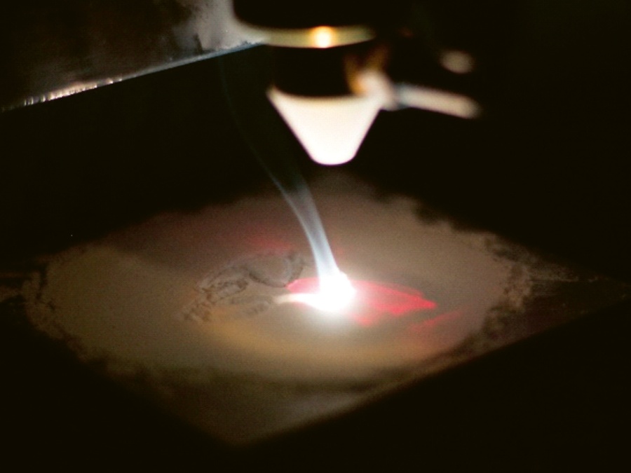 Detail 3D tisku z práškového lože pomocí CO2 laseru © TUL