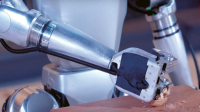 Všestranný čínský robot Unitree G1 zručně louská ořechy