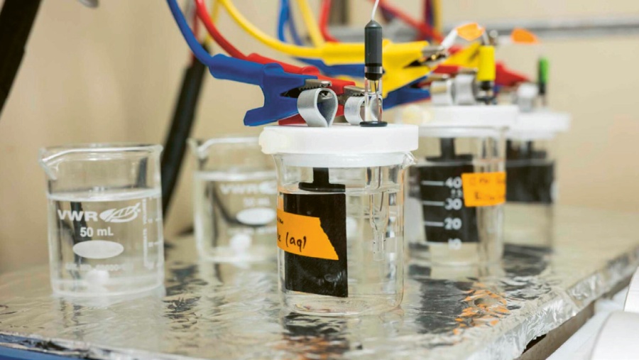 Provedením elektrokatalýzy pomocí laserem vyrobených nanokatalyzátorů nalepených na hydrofilním uhlíkovém papíru vytvořili výzkumníci levnější a účinnější způsoby nápravy znečištění perfluorooktansulfonátem (PFoS) © J. adam Fenster / university of rochester