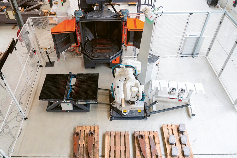 Výrobní buňku o velikosti 8 × 8 m tvoří inteligentní stacionární robot a tryskací stroj Rösler s otočným stolem a dvěma vysoce výkonnými turbínami © Teqram