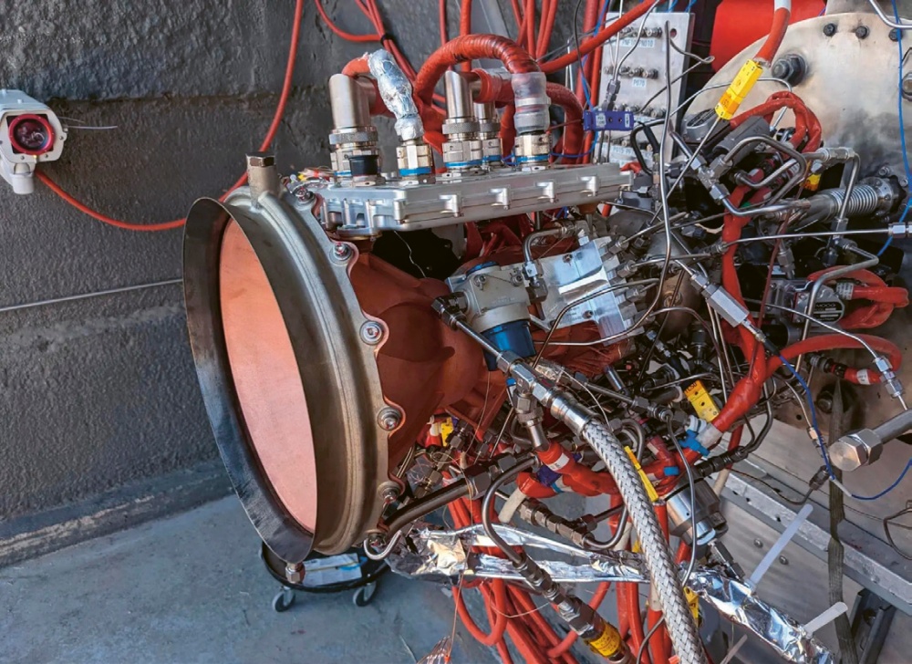 Motor Hadley s měděnou spalovací komorou, vytištěný v Youngstown (Ohio), na testovacím stojanu před testováním © Ursa Major