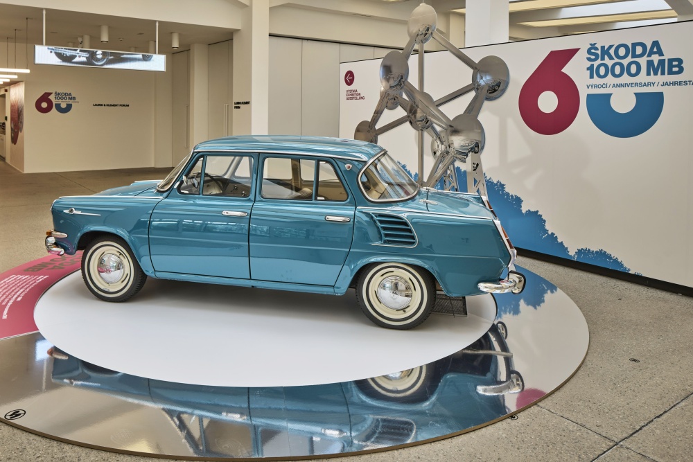 Až do 5. ledna 2025 můžete ve Škoda Muzeu sledovat příběh právě 60leté legendy Škoda 1000 MB. Vůz Škoda 1000 MB patřil v době svého vzniku ke špičce své třídy, a to vysokou úrovní techniky, komfortu i designu.
