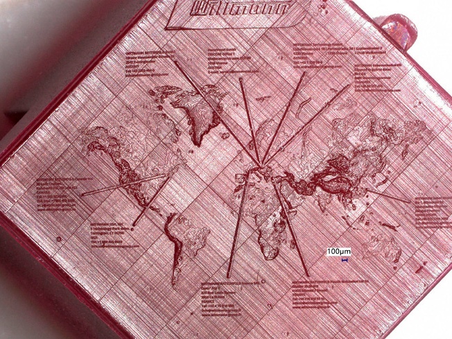 Demo deska 8,5 × 8,5 mm s nanostrukturami — mapa světa s výrobními závody WITTMANN © NanoVoxel