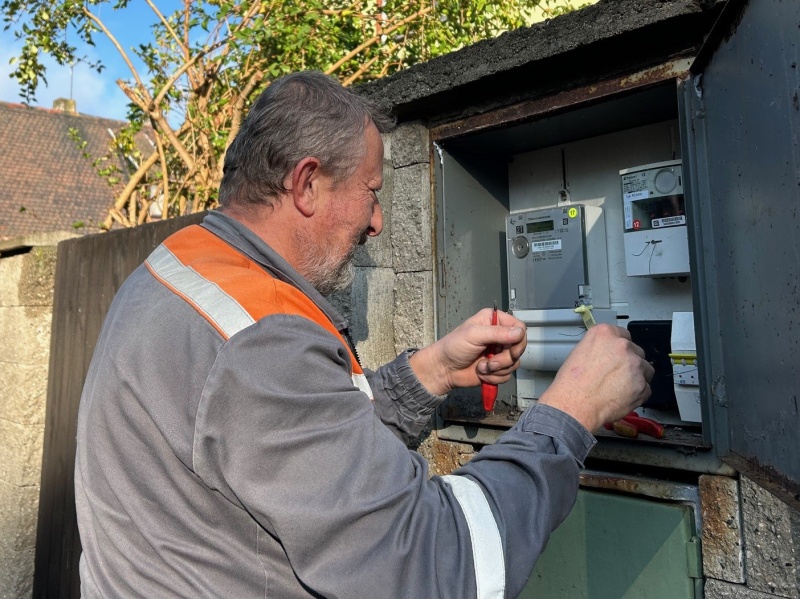 Josef Kubíček z ČEZ Distribuce při kontrole rozvaděče u zákazníka před osazením chytrého elektroměru.