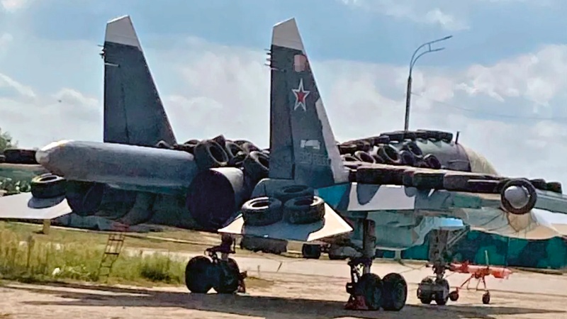 Letoun Su-34 ruského letectva pokrytý pneumatikami © Fighterbomber (Telegram)