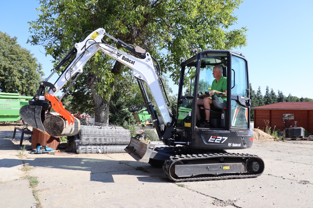 Hydraulický přidržovač nachází využití při manipulaci se dřevem.