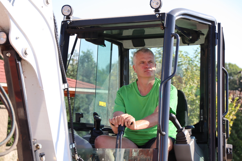 Majiteli se líbí komfortní kabina, jednoduché ovládání a výhled na dlouhé rameno. Ideální je, že stroj může plně obsluhovat skrze páky a joystiky rukama.